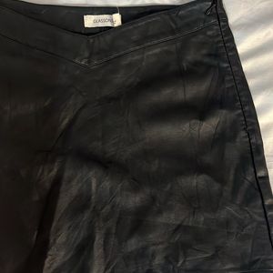 Leather V detailed short skirt