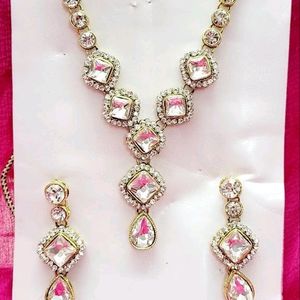 This Jewellery Set Consits Of a Necklace And