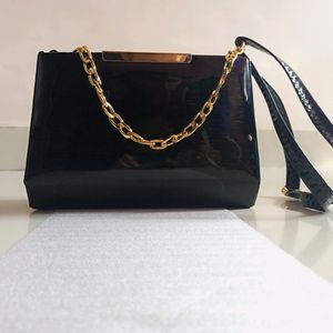 BLACK SLING BAG