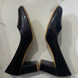 Shoetopia Black Pump Heel