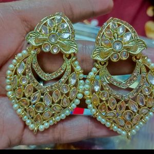 Earrings And Manish Malhotra Lipstick Como