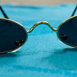 Classy Pair of Retro-Style Sunglasses (Pack 2)