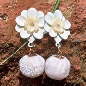 Gorgeous White Flower Earings