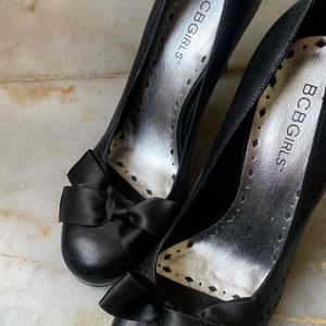 BCBG bow Leather heels