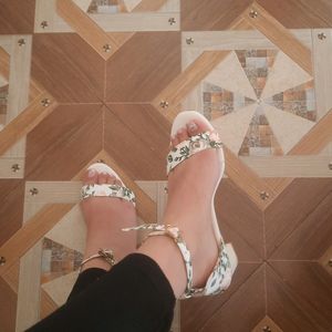 Pretty White Floral Heels 👠 🤍