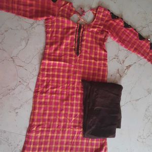 Kurta Set With Duppatta And Design On The Sleeves