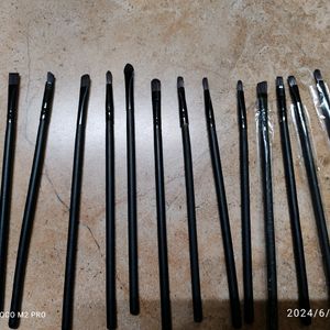 24 Set Of Makeup brushes