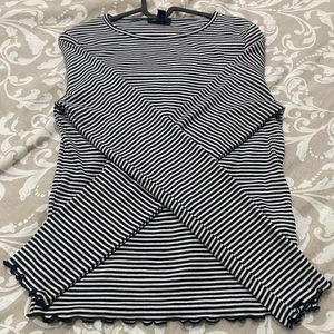 Black And White Striped Fitted Type  Tops