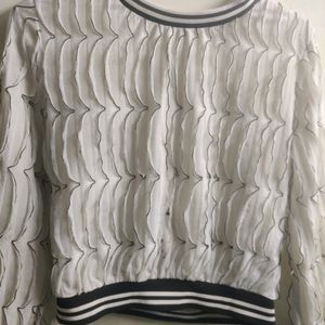 Cute Top With White And Black Contrast