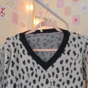 Leopard printed Fluffy B&W Pullover