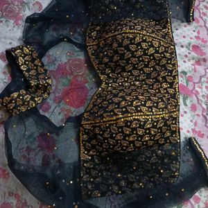 A Black Net Blouse With Golden Work.😘❤️❣️