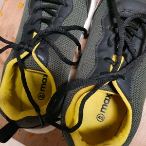 Men sports shoes