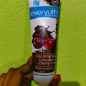 Everyuth Naturals Tan Removal Scrub 🩷