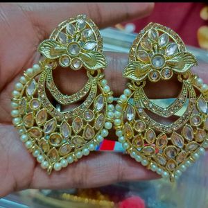 Earrings And Manish Malhotra Lipstick Como