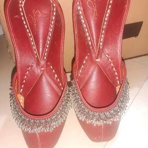 Ghungroo Maroon Embellished Mojaris