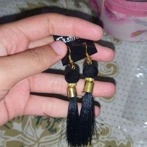 Black Gold Thread Earrings [New]