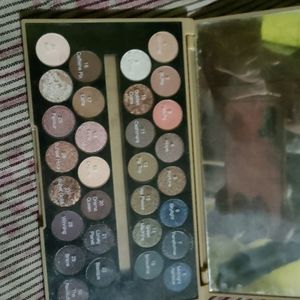 Makeup revolution eyeshadow Palette