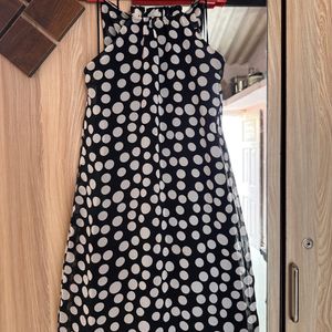 A Very Beautiful Black And  White Sleeveless Dress