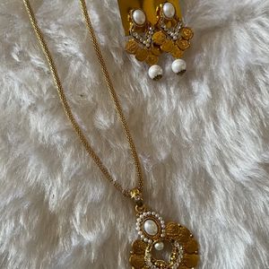 Gold Perals Necklace Earrings Set