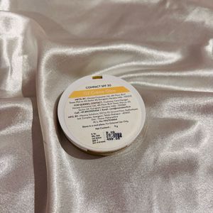 Mamaearth Glow Oil Control Compact Vitamin C