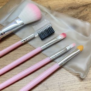 5 Set Of Makeup Brushes