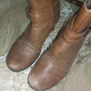 FLASH SALE!!!! 🎀 BROWN HEEL ZIP BOOTS 🎀