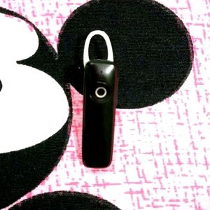 IT IS BLUETOOTH BLACK COLOR EARPHONE......