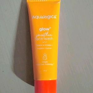Aqualogica Glow + Smoothie Facewash