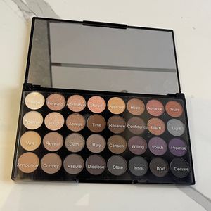 Makeup Revolution London 32 Eyeshadow Palette