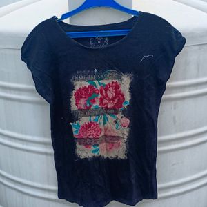 Ladies T Shirt. M size