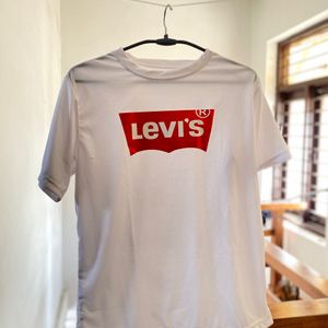 Dry Fit Levis Tshirt . Size L