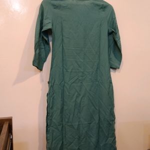 Avaasa Green Rayon Kurta (Women)