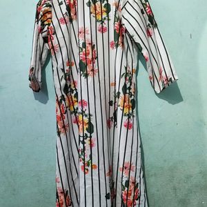 A beautiful floral🌺 Kurta With Free Pearl Set