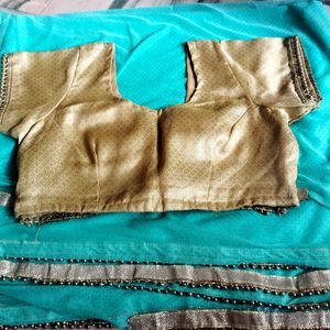 Beautiful Saree With golden Blouse size Issue