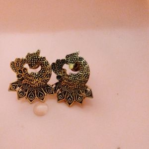 Set of 4 Earring Studs In Good Condition