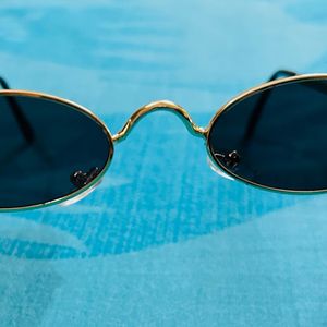 Classy Pair of Retro-Style Sunglasses (Pack 2)