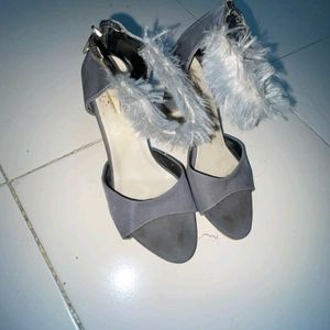 👠 Grey Heel