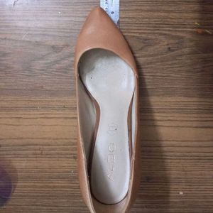 Aldo Solid Tan Pumps/heels