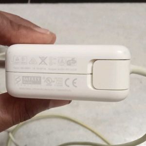 APPLE NEW AND ORIGINAL LAPTOP CHARGER