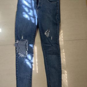 SKINNY DARK WASH RIPPED JEANS