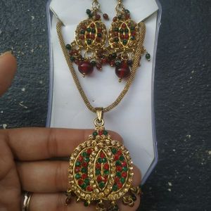 Set Of Chain Pendant With Earring