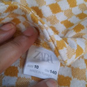 Original Zara GIRLS Dress Checked dress with a round neckline and Long sleeves. Buttoned teardrop opening at the back.