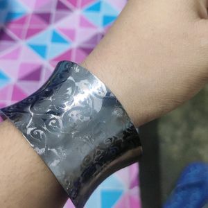 Black Metallic Bracelet With Shine Finish And Delicate Designs
