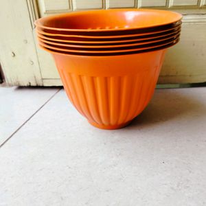 6 Plastic Flower Pots