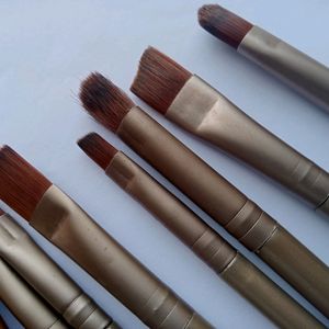 A set Of 10 Makeup Brushes