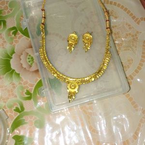 Golden necklace with earings