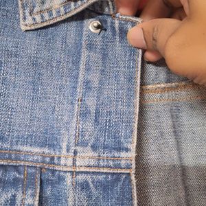 DENIM JACKET FOR THE STYLE AND FASHION..