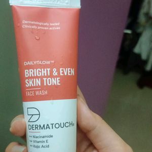 DERMATOUCH Daily Glow Face Wash