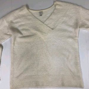 Sweater For Women In Good Condition .