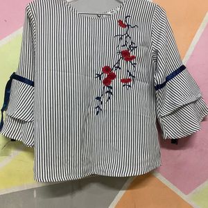 Thaoyu Fashion’s Beautiful Black Straight Line White Top With Full Sleeves And Little Flare To Bottom Of Sleeves With Ribbon Detail. Beautiful Red Flowers On It